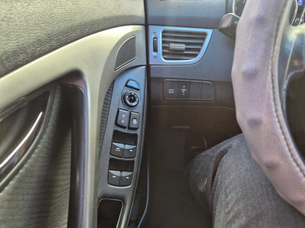 HYUNDAI Avante - Vista 10