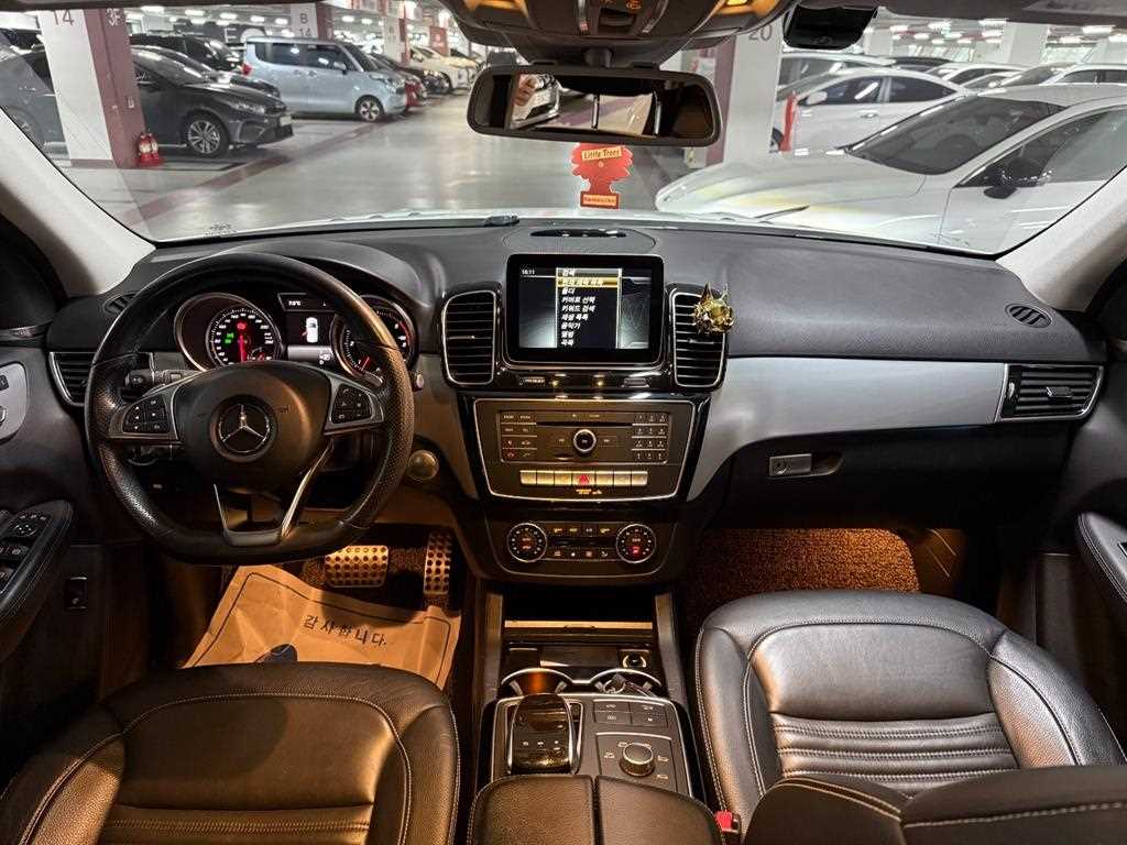 Mercedes Benz GLE Class - Vista 11