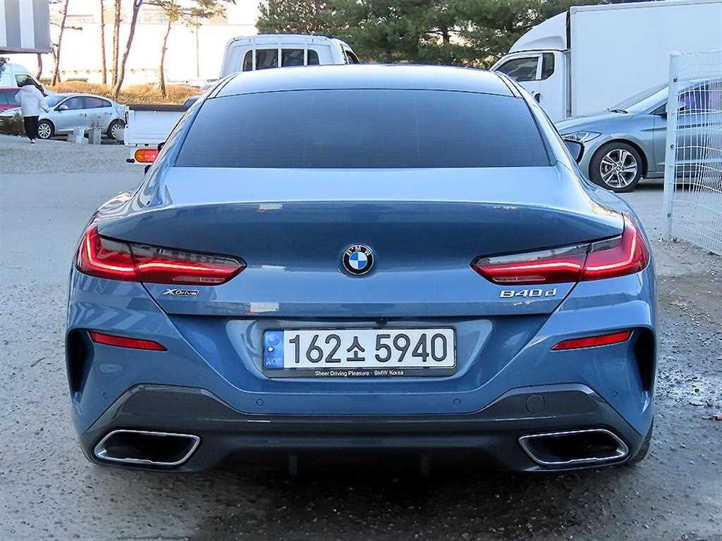 BMW 8 Series - Vista 4