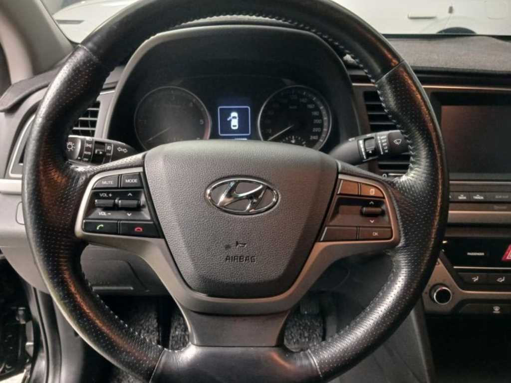 HYUNDAI Avante - Vista 10