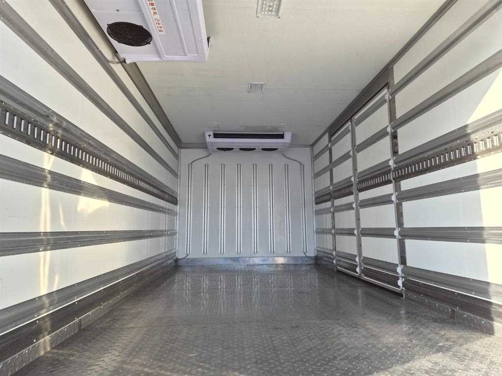 medium and large cargo truck - Vista 11