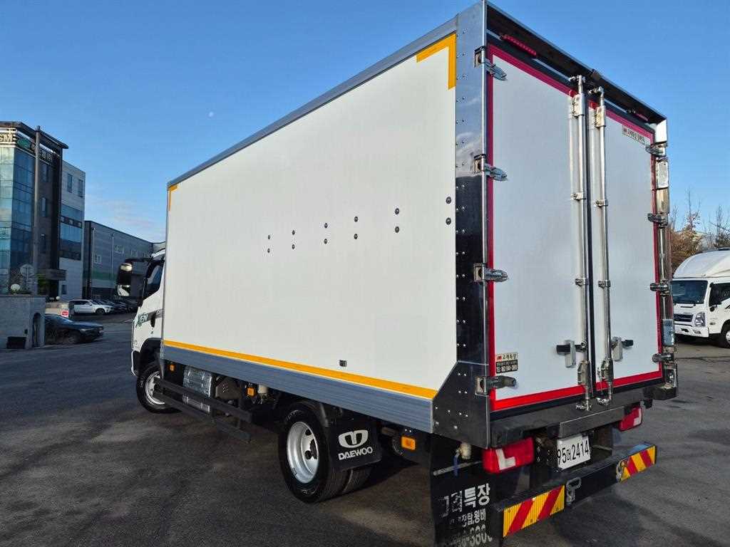medium and large cargo truck - Vista 6