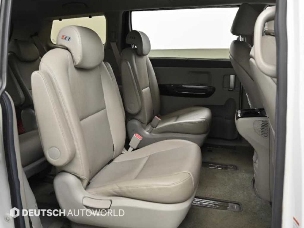 KIA Carnival - Vista 12