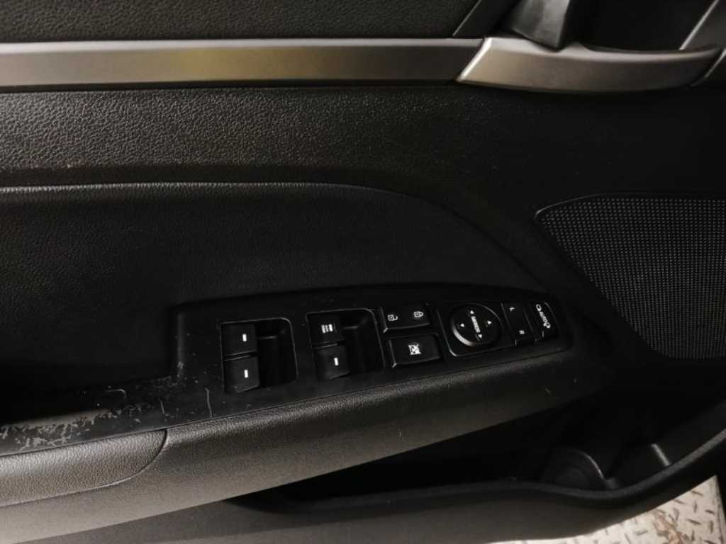 HYUNDAI Avante - Vista 9