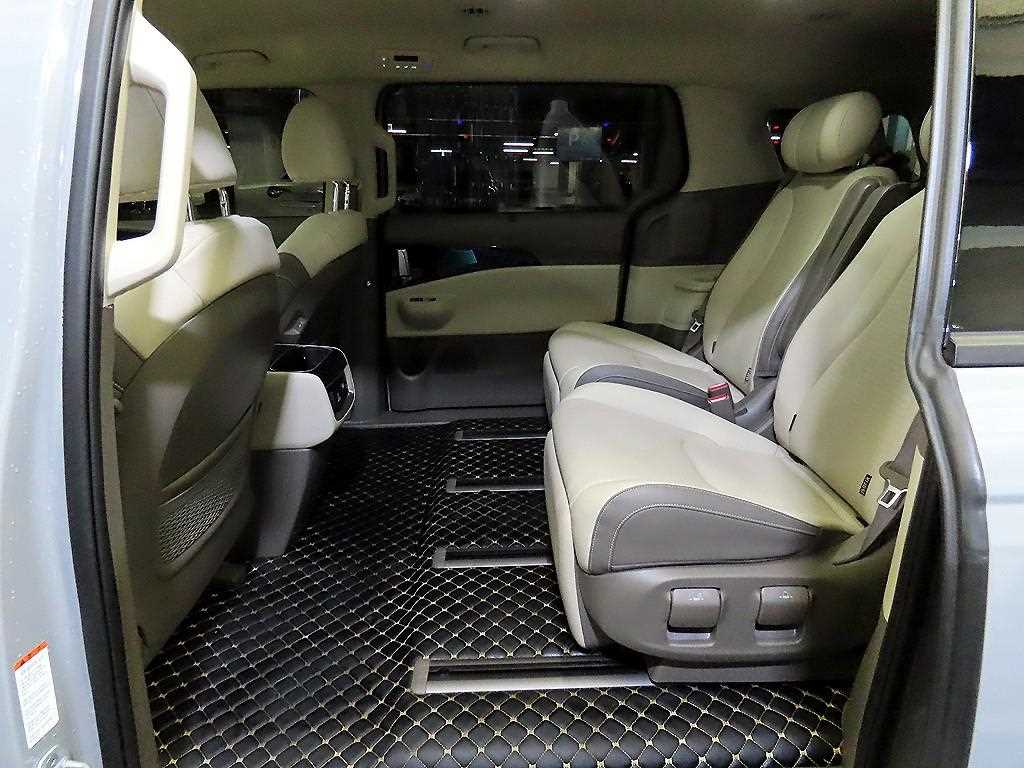 KIA Carnival - Vista 7