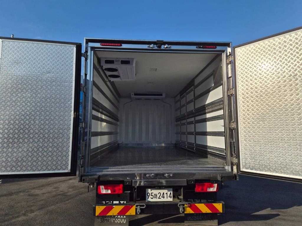 medium and large cargo truck - Vista 9