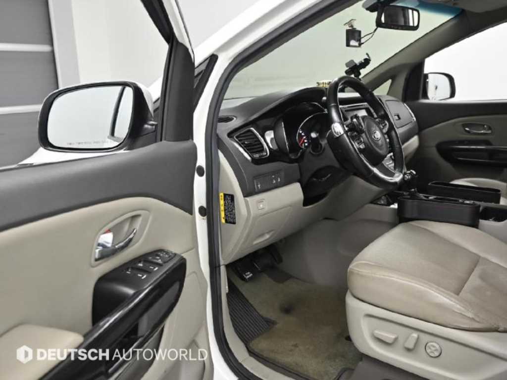 KIA Carnival - Vista 11
