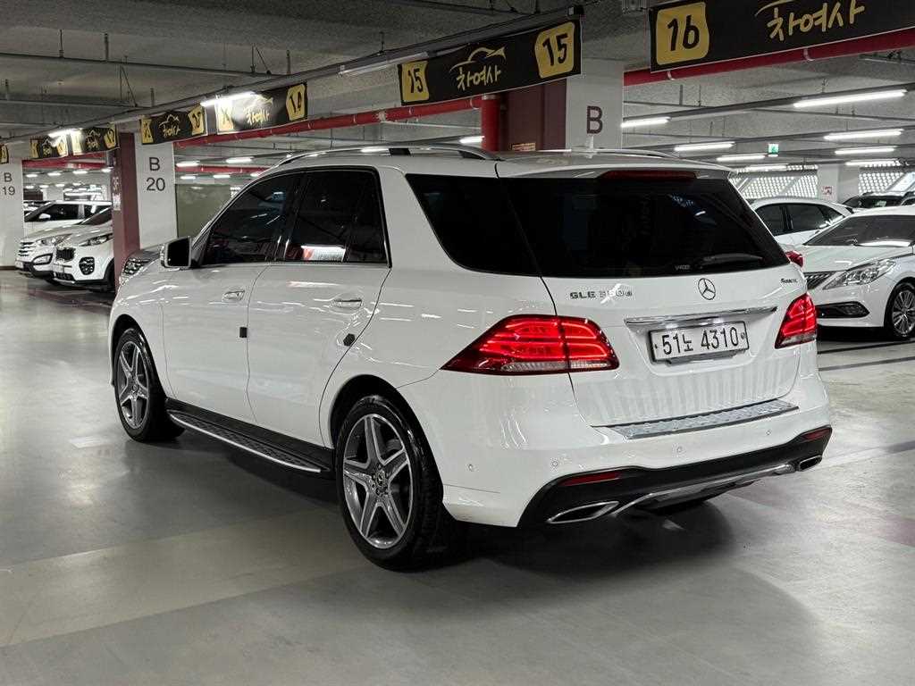 Mercedes Benz GLE Class - Vista 4
