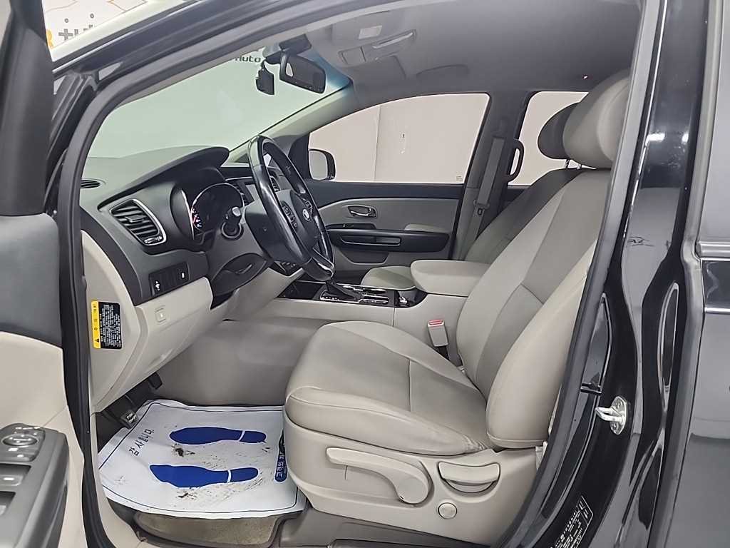 KIA Carnival - Vista 11