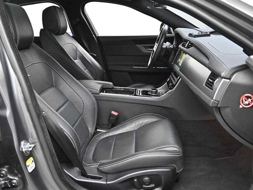 Jaguar XF - Vista 10