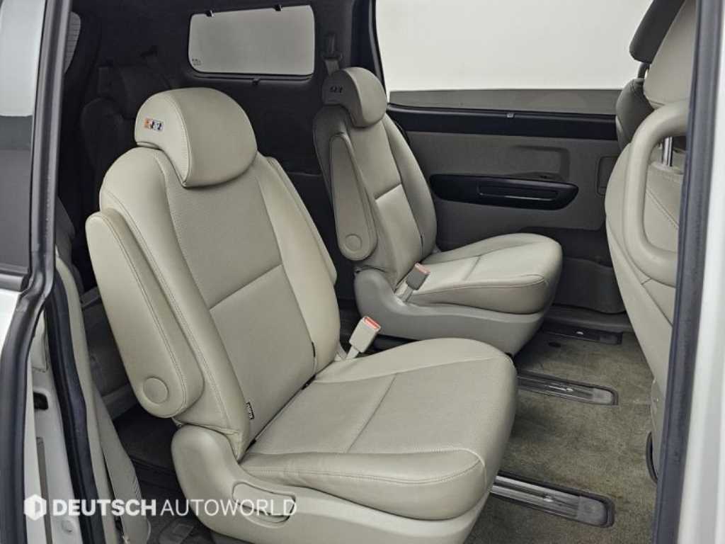 KIA Carnival - Vista 12