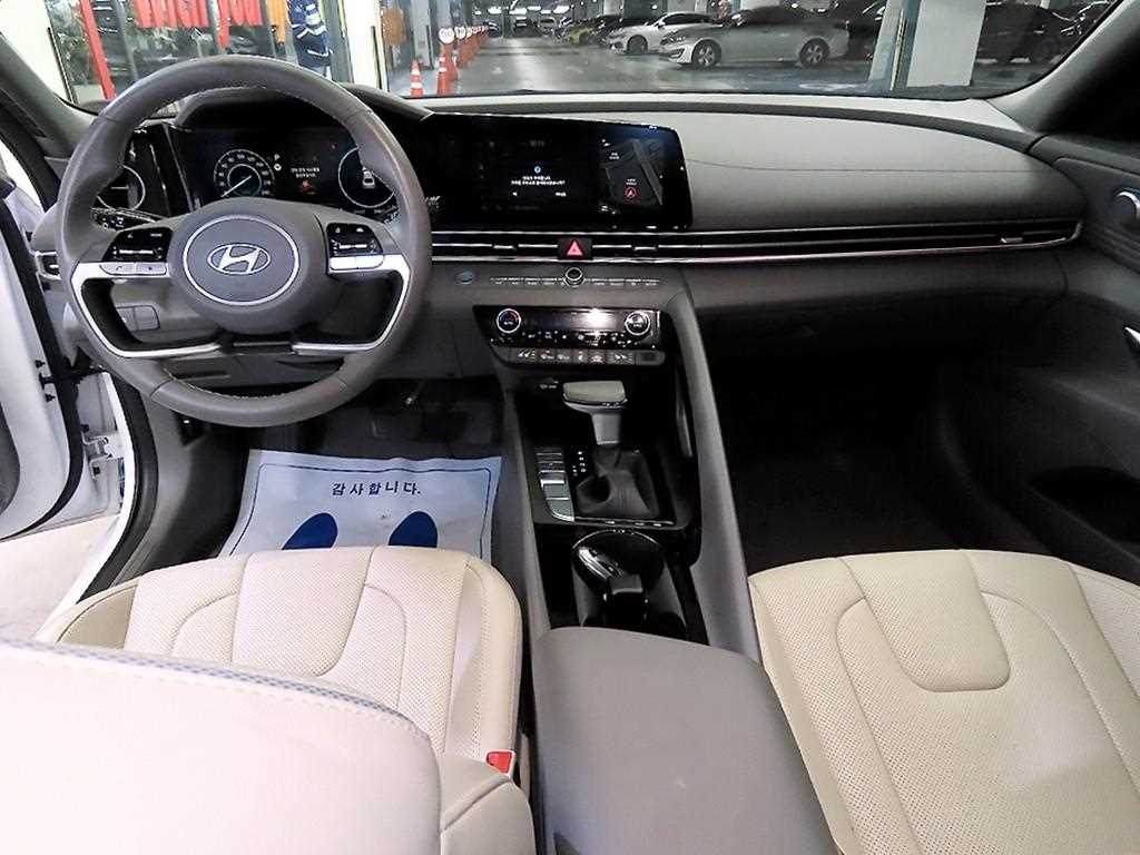 HYUNDAI Avante - Vista 10