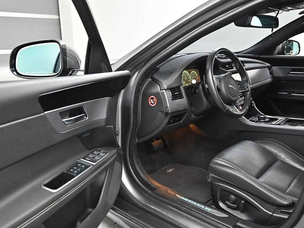 Jaguar XF - Vista 11