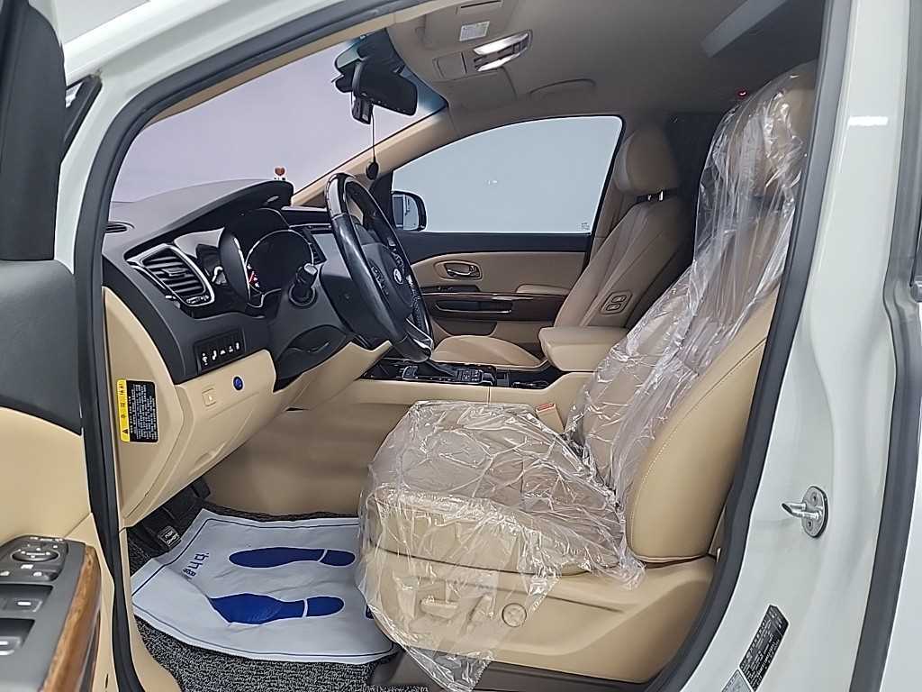 KIA Carnival - Vista 11