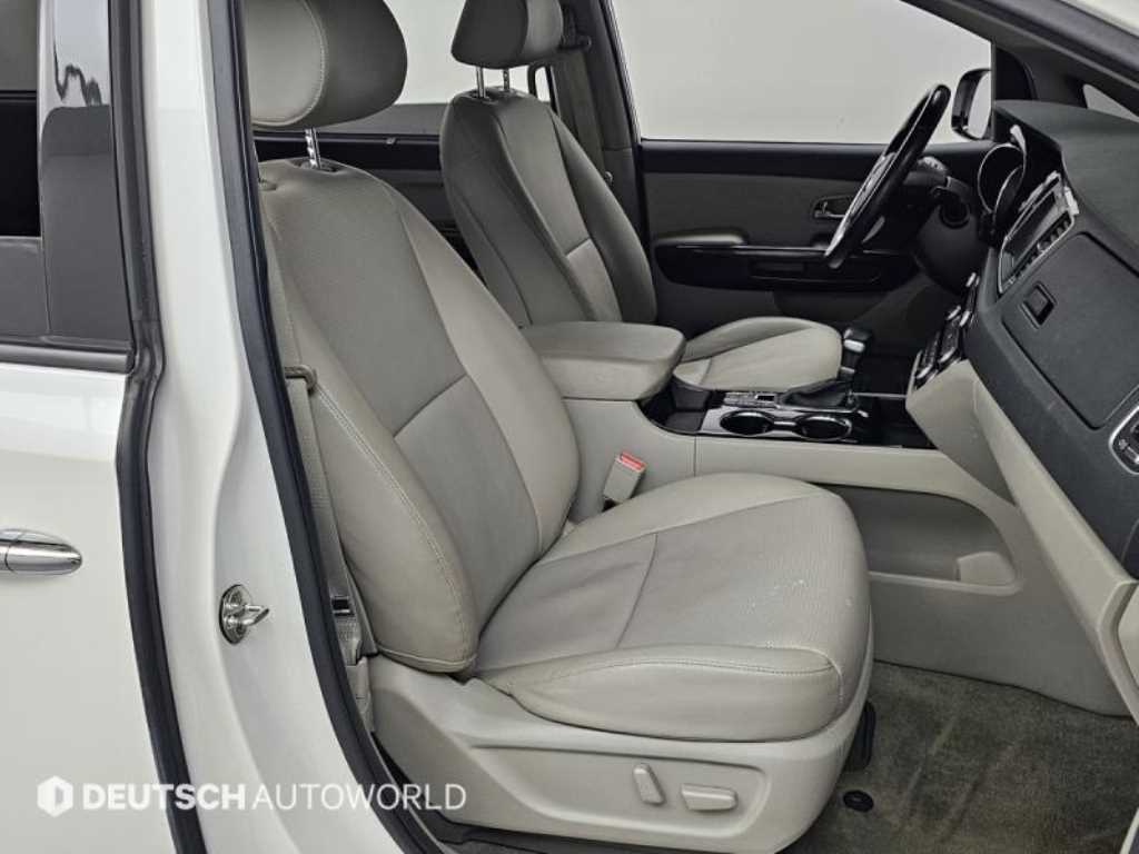 KIA Carnival - Vista 11