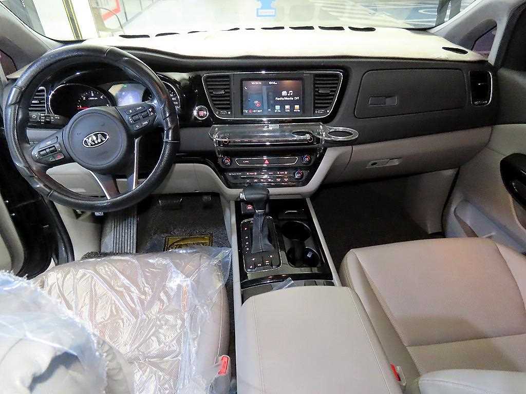 KIA Carnival - Vista 10