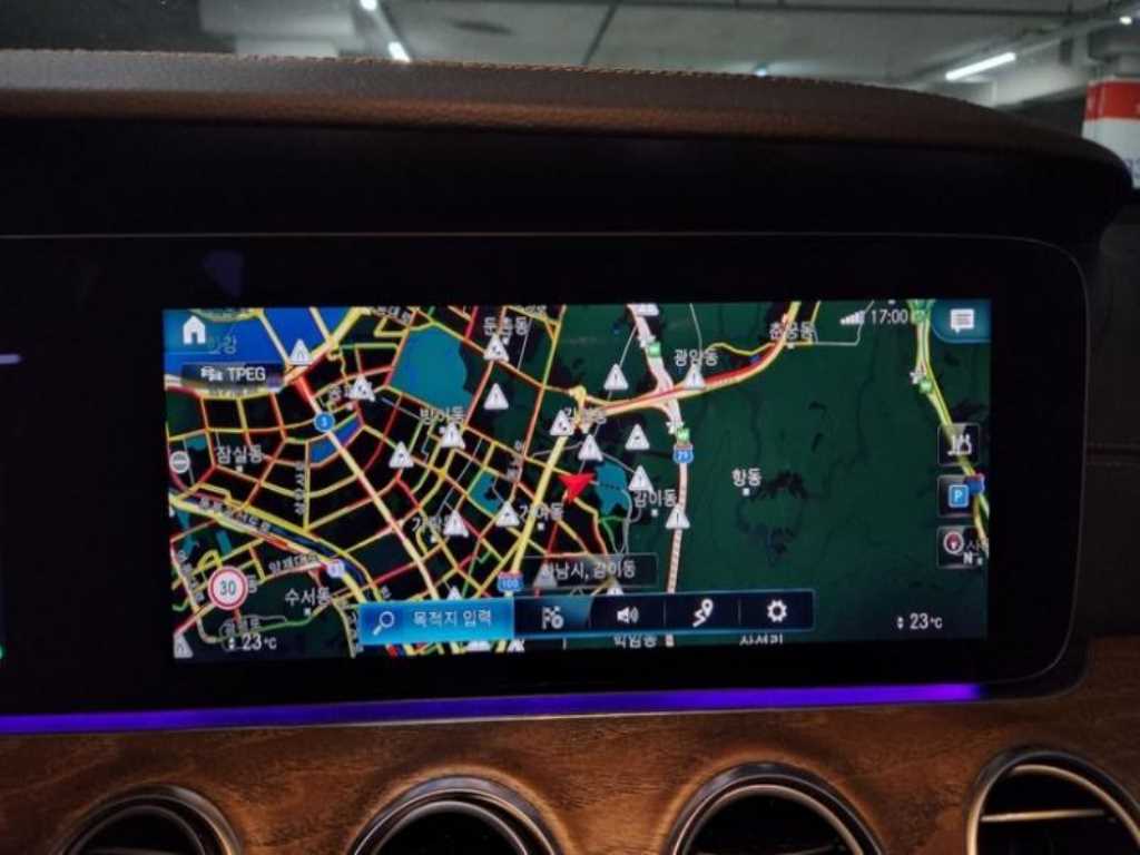 Mercedes Benz E class - Vista 12