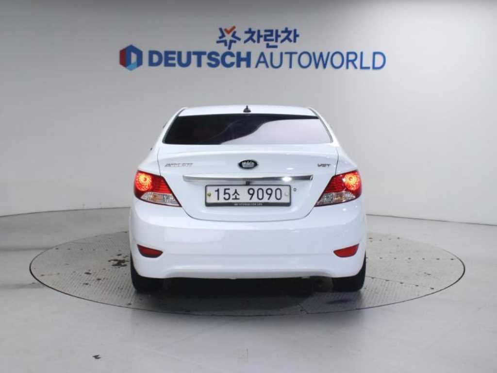 HYUNDAI Accent - Vista 4