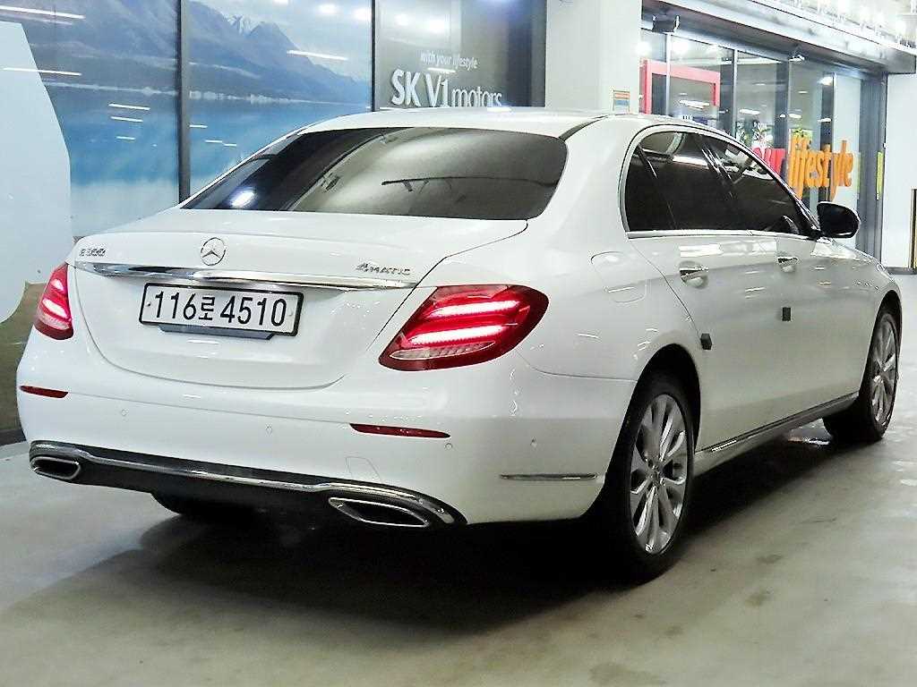 Mercedes Benz E class - Vista 4