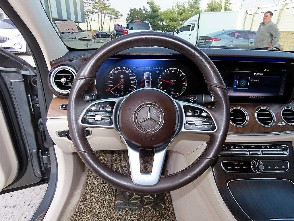 Mercedes Benz E class - Vista 8