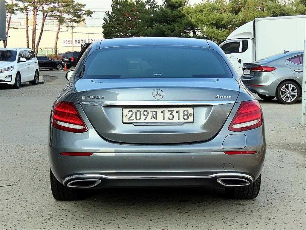 Mercedes Benz E class - Vista 4