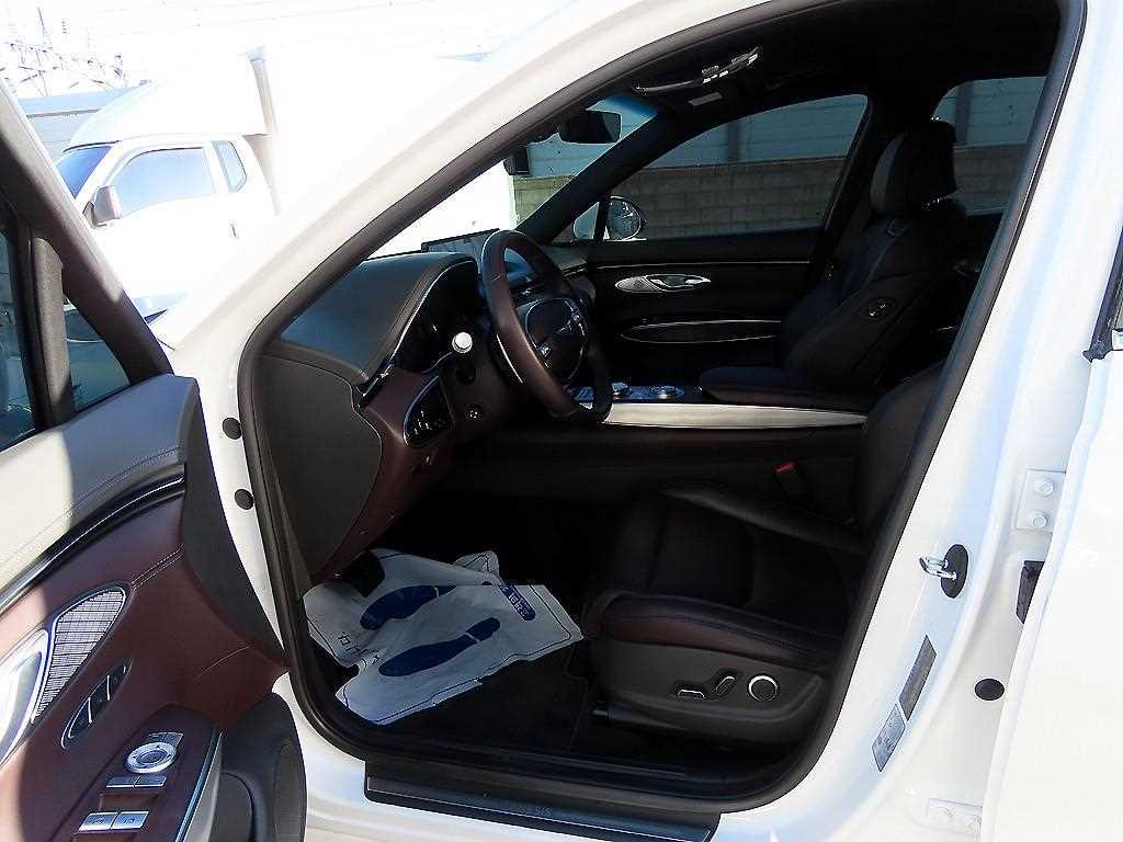 Genesis GV70 - Vista 5