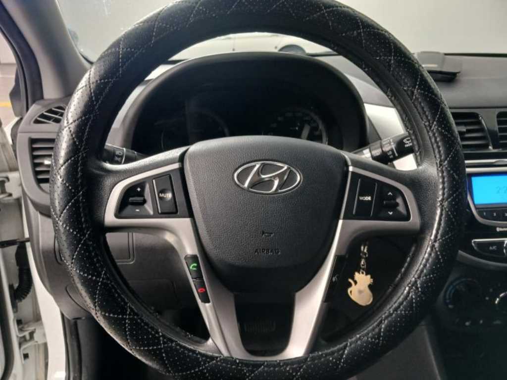 HYUNDAI Accent - Vista 10