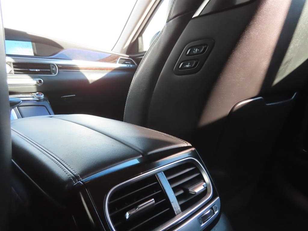 Genesis G90 - Vista 10