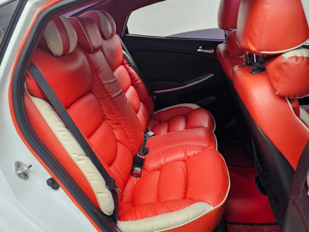 HYUNDAI Accent - Vista 12