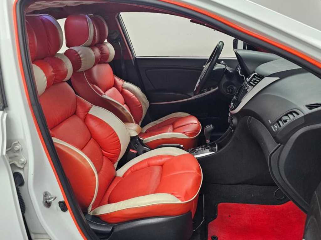 HYUNDAI Accent - Vista 10