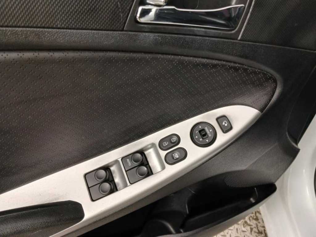 HYUNDAI Accent - Vista 9