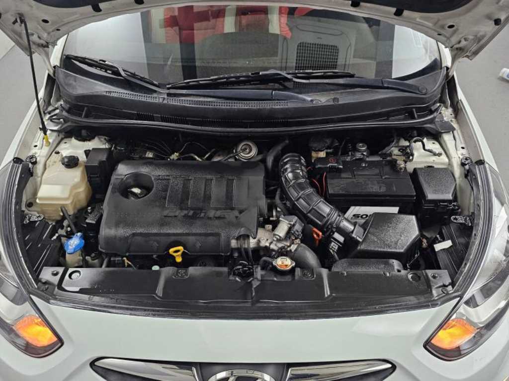 HYUNDAI Accent - Vista 6