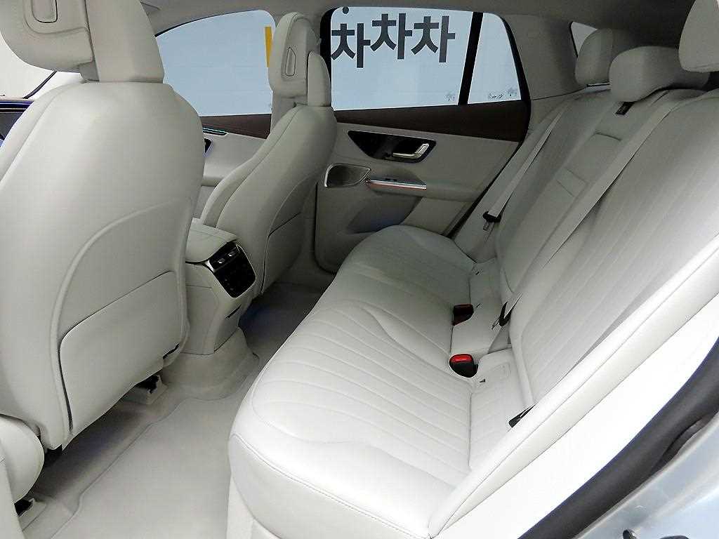 Mercedes Benz EQE - Vista 7