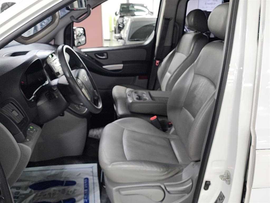 HYUNDAI Starex - Vista 10