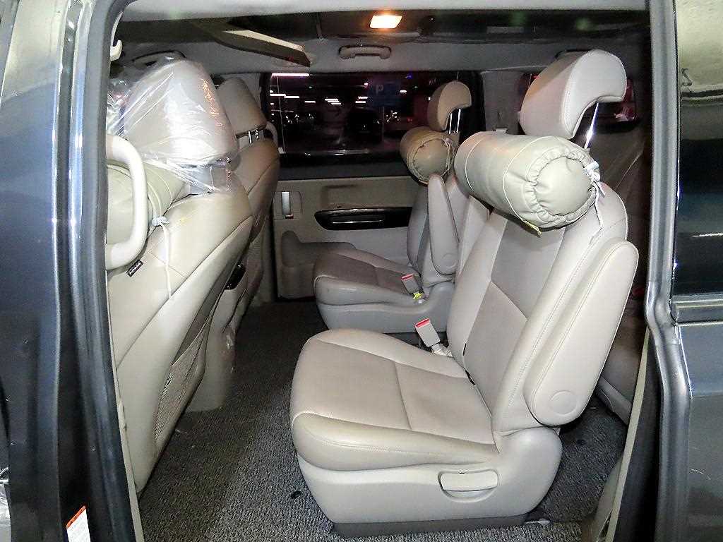 KIA Carnival - Vista 7
