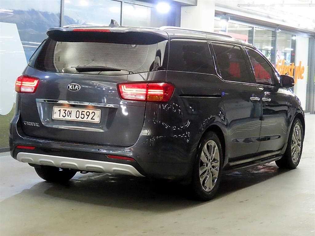 KIA Carnival - Vista 5