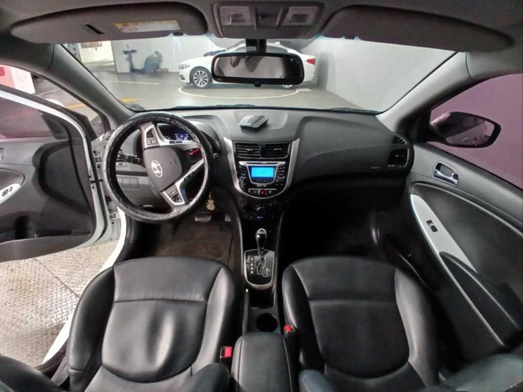 HYUNDAI Accent - Vista 6