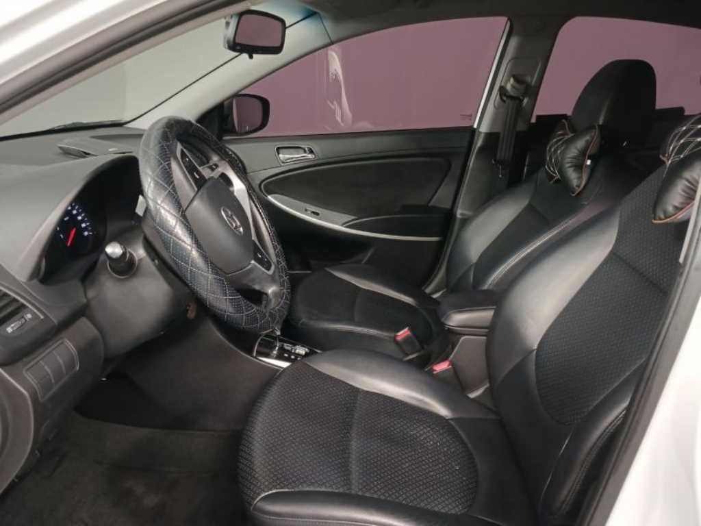 HYUNDAI Accent - Vista 7