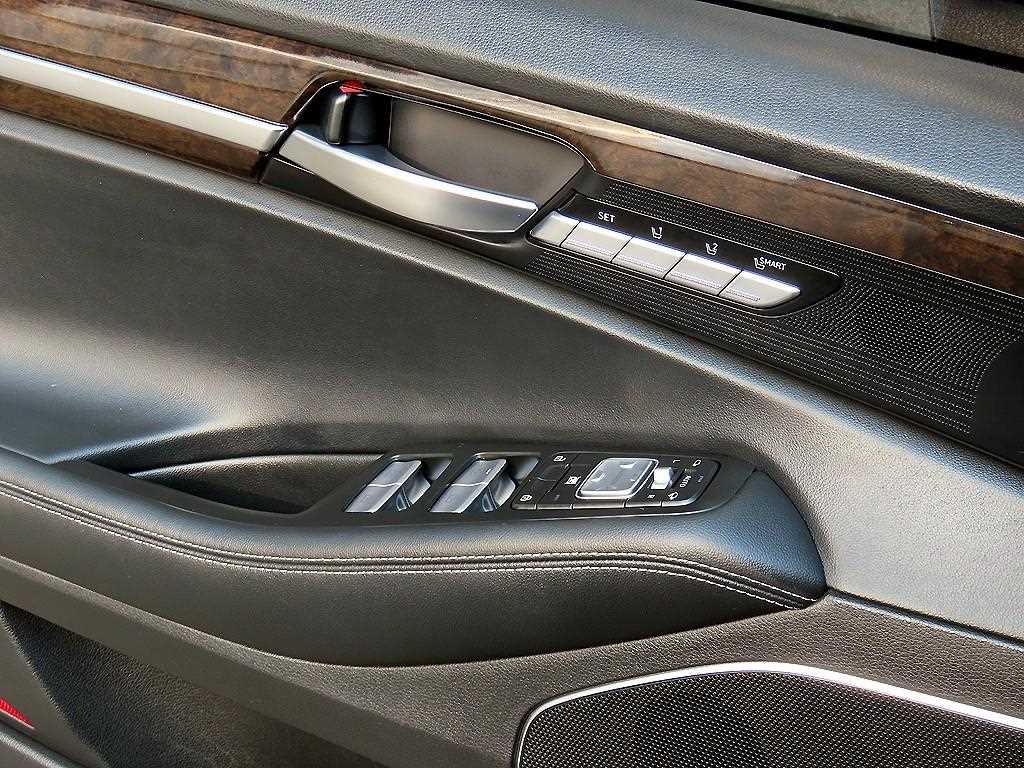 Genesis G90 - Vista 12