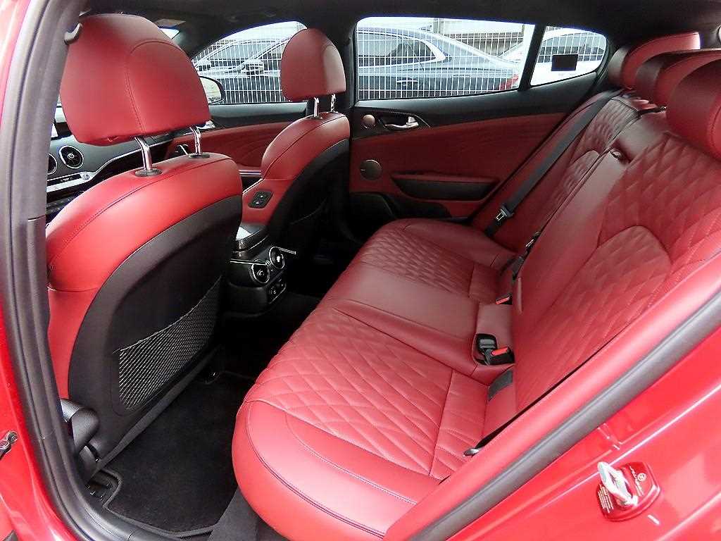 KIA Stinger - Vista 6