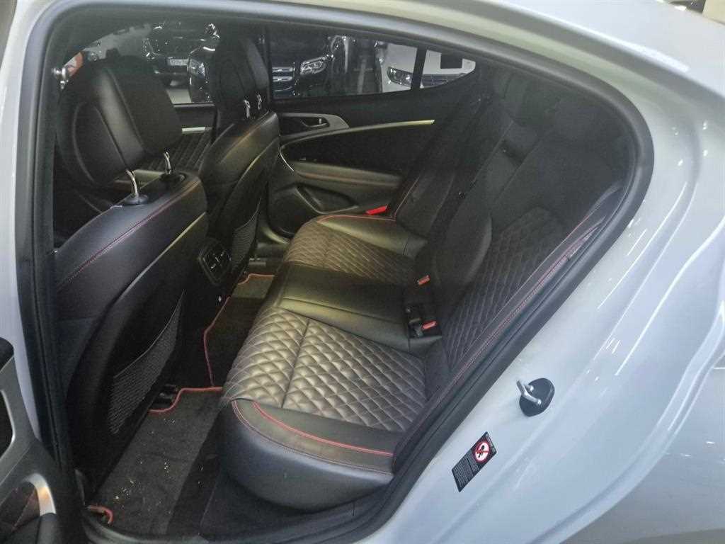 Genesis G70 - Vista 8