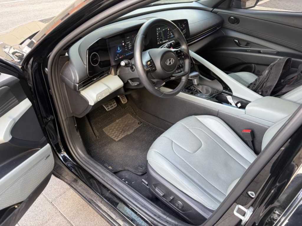 HYUNDAI Avante - Vista 9