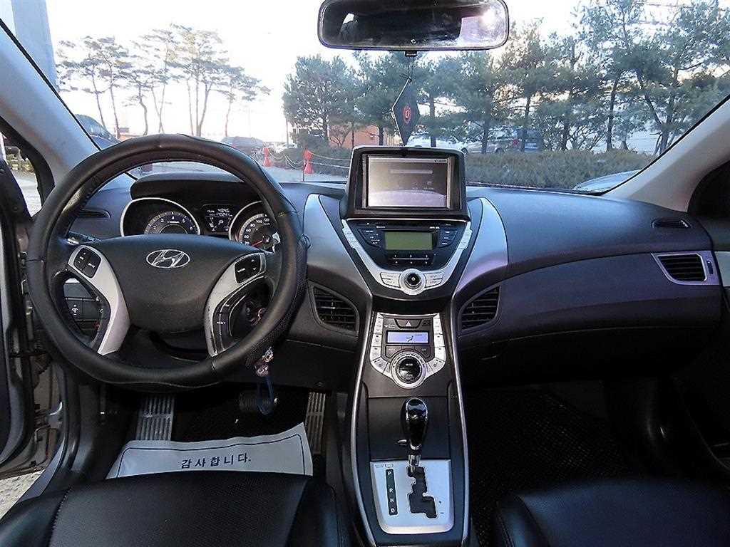 HYUNDAI Avante - Vista 7