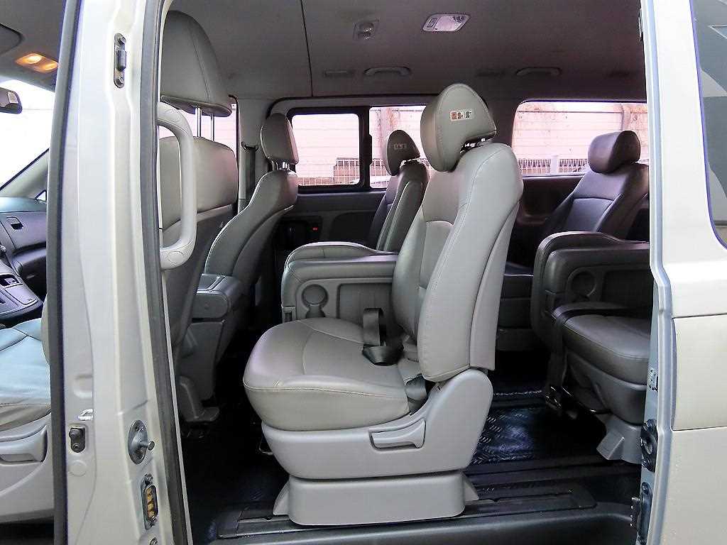 HYUNDAI Starex - Vista 6