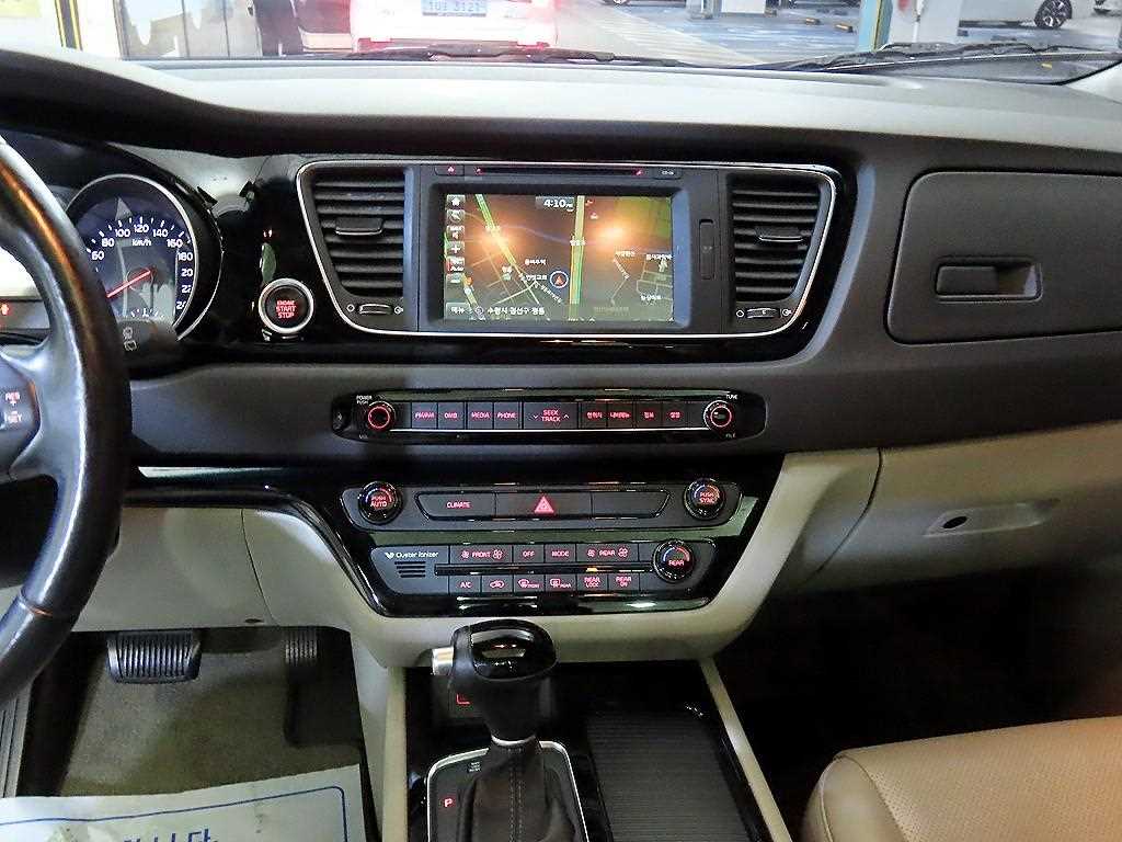 KIA Carnival - Vista 12
