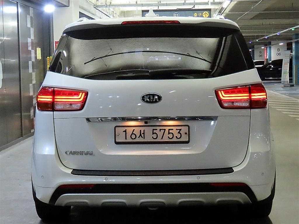 KIA Carnival - Vista 5