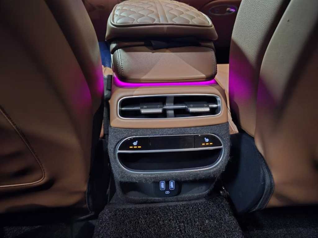 Genesis GV70 - Vista 8