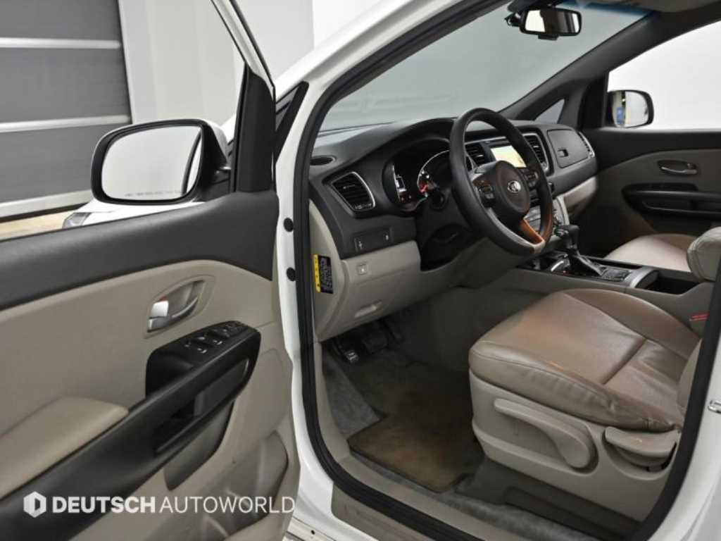 KIA Carnival - Vista 11