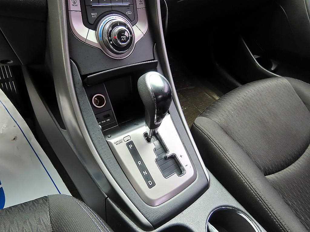 HYUNDAI Avante - Vista 10