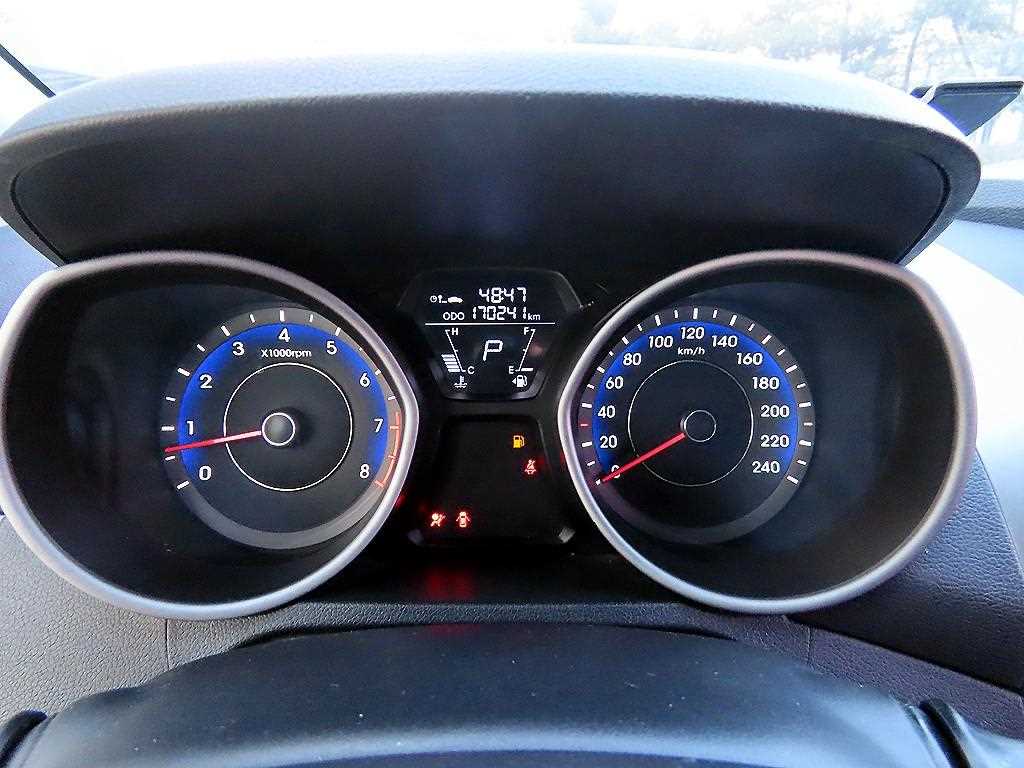 HYUNDAI Avante - Vista 9